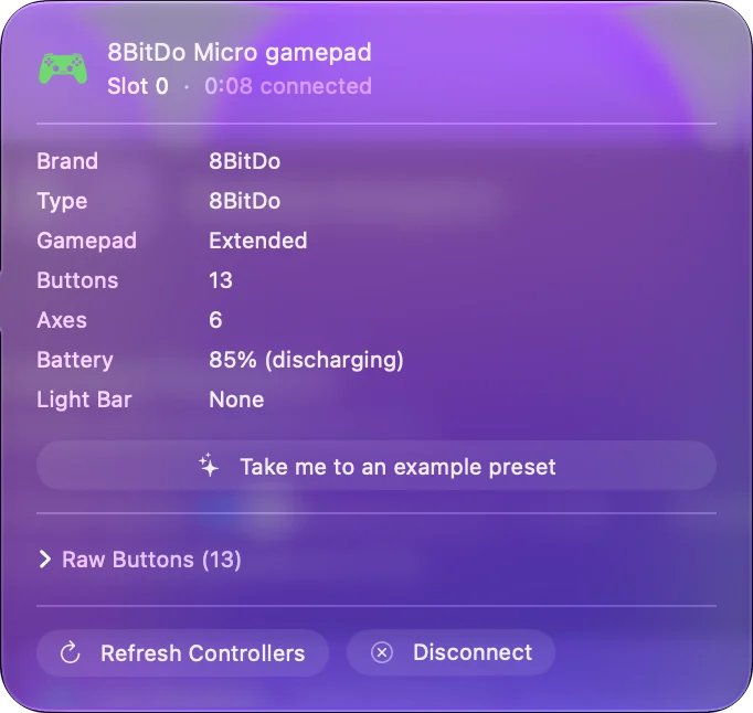 Vyskakovací okno pro 8BitDo Micro nahoře v postranním panelu InputConfig, které ukazuje značku, typ, tlačítka, osy a baterii, s tlačítky Refresh Controllers a Disconnect.