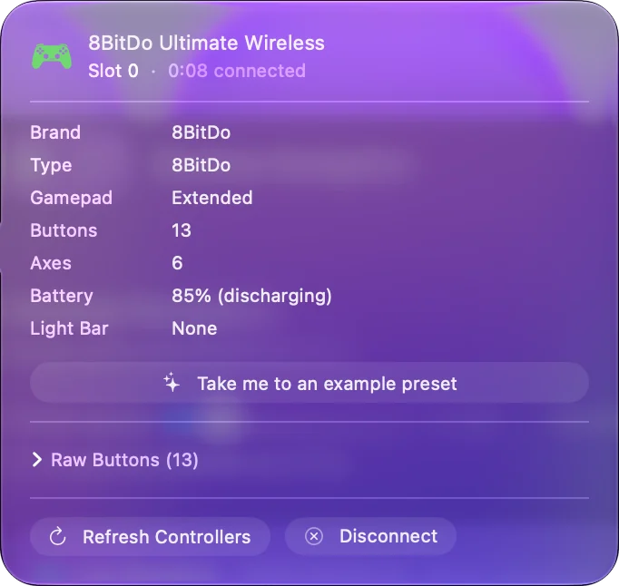 Vyskakovací okno pro 8BitDo Ultimate Wireless nahoře v postranním panelu InputConfig, které uvádí značku, typ, tlačítka, osy a baterii, s tlačítky Refresh Controllers a Disconnect.