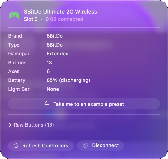 النافذة المنبثقة لذراع 8BitDo Ultimate 2C Wireless في أعلى الشريط الجانبي في InputConfig، تسرد علامته ونوعه وأزراره ومحاوره وبطاريته، مع خياري تحديث الأذرع وفصل الاتصال.