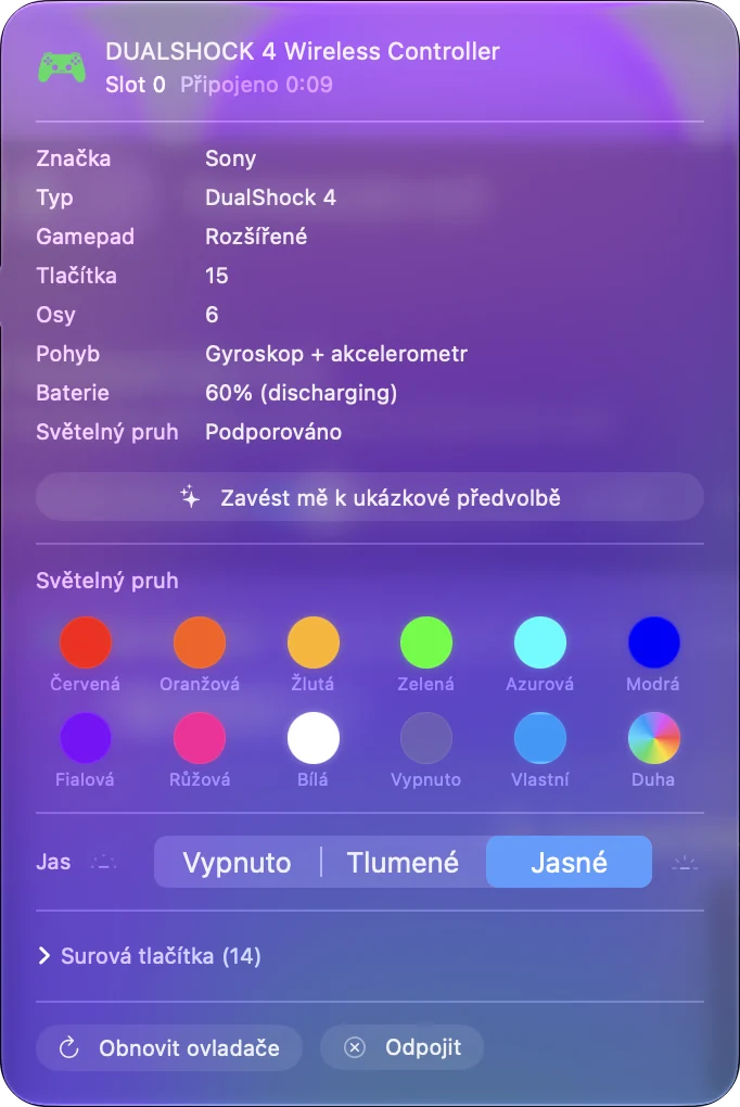 Vyskakovací okno ovladače v InputConfig pro DualShock 4 s úrovní baterie a barvou světelného pruhu.