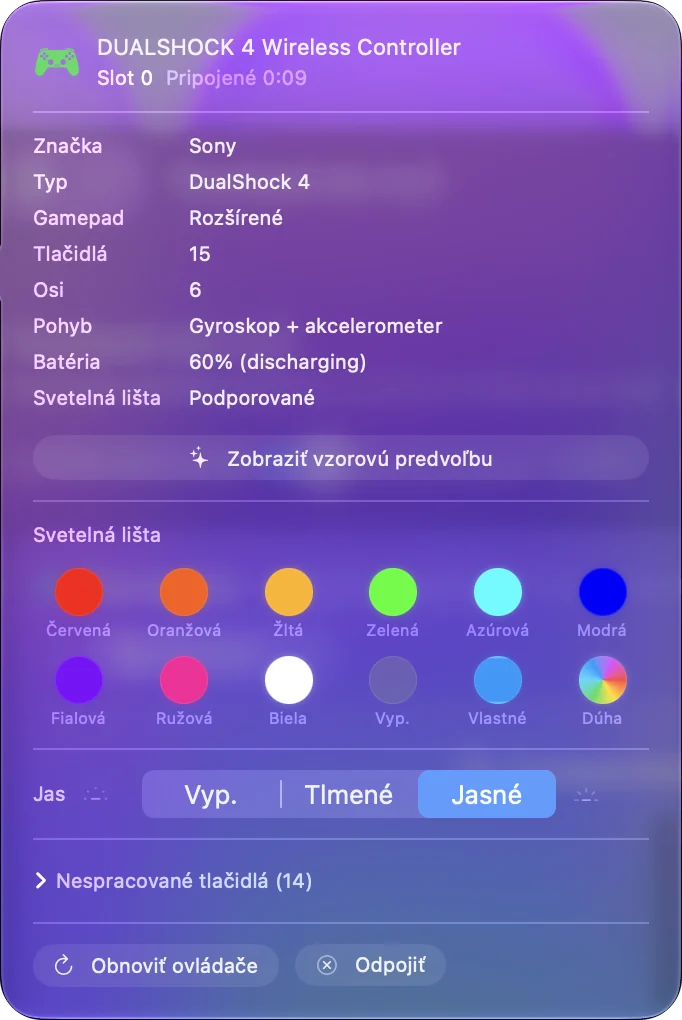 Vyskakovacie okno ovládača InputConfig pre DualShock 4 s úrovňou batérie a farbou svetelnej lišty.